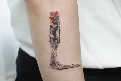 花束と女性のタトゥー