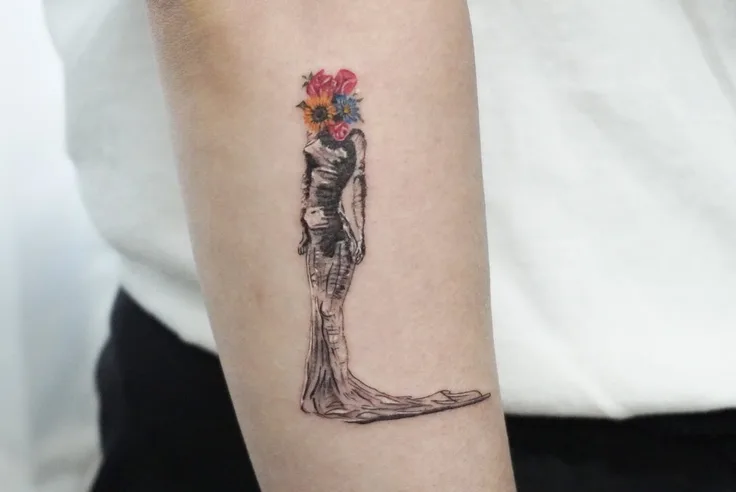 花束と女性のタトゥー