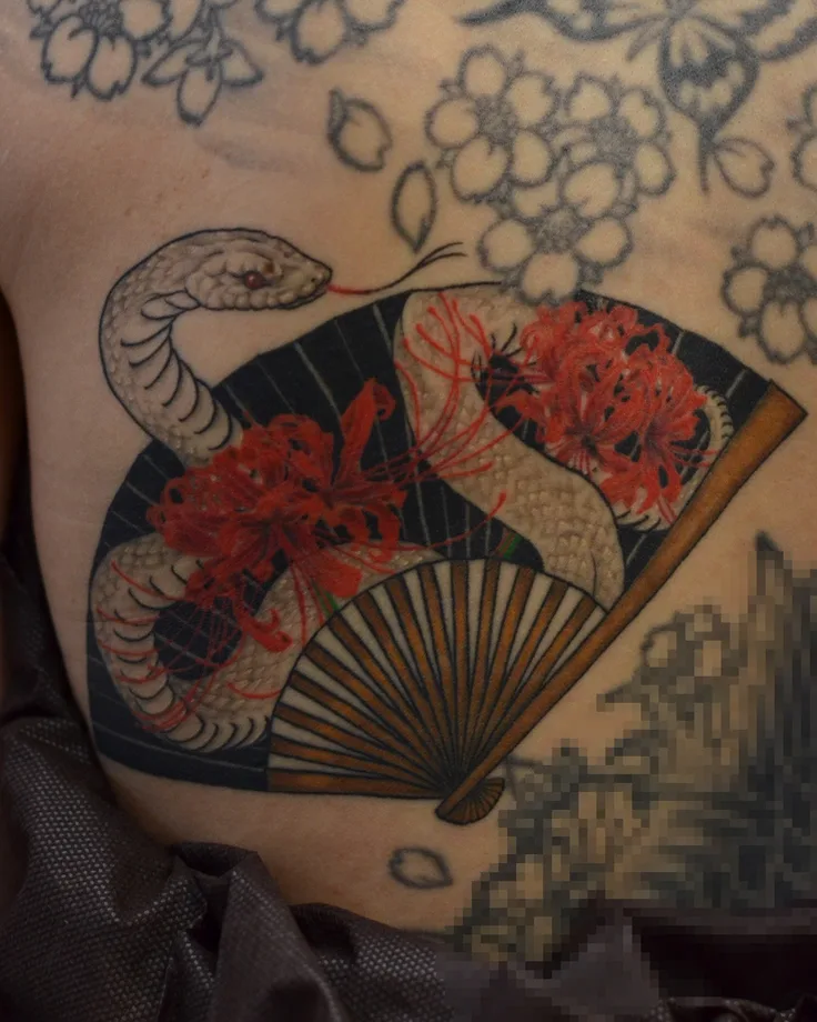 扇子に蛇と彼岸花