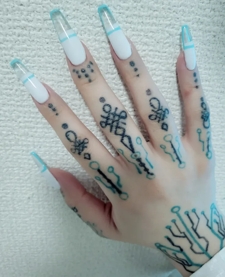 手のタトゥー