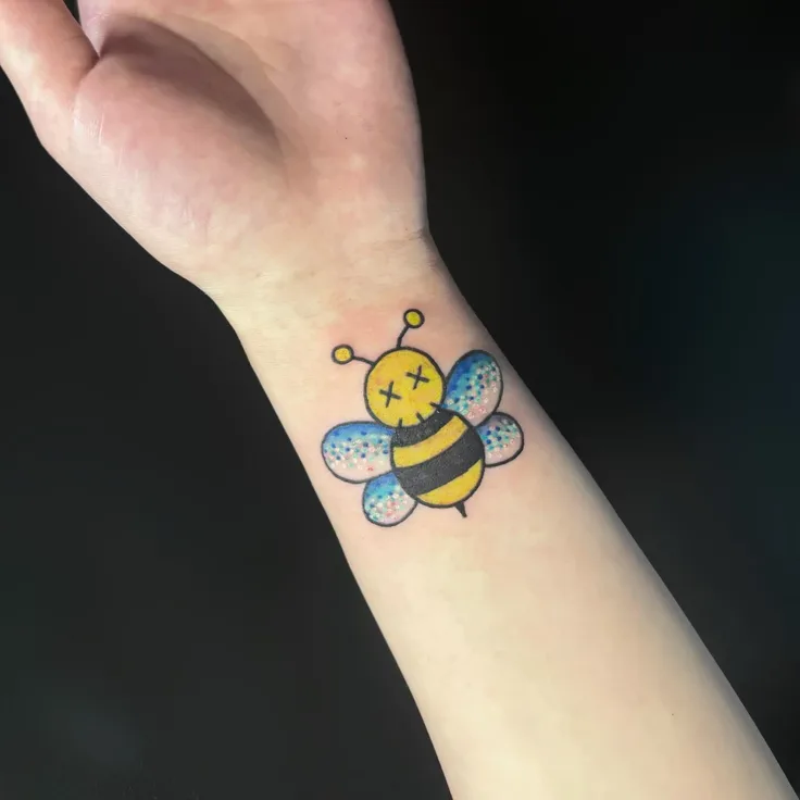 蜂のグリッタータトゥー