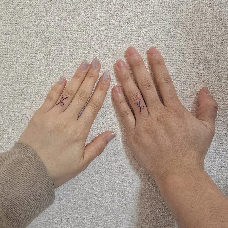 指のタトゥー