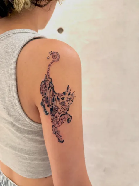 猫と花のタトゥー