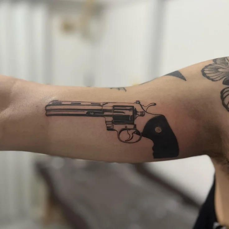 銃のタトゥー