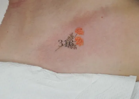 数字と花のタトゥー