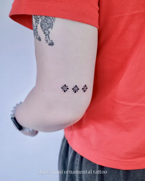조조의 미니 오너먼트 타투를 블랙으로 ♡