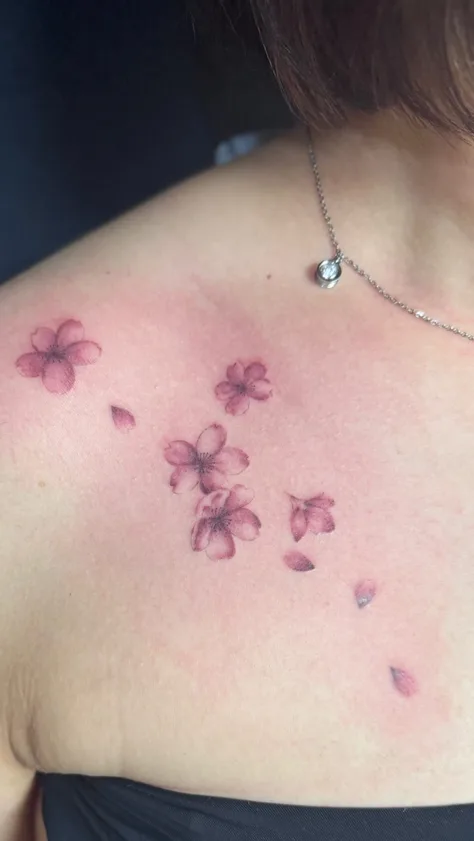 胸元に舞い散る桜