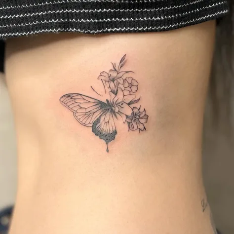 蝶と花のタトゥー
