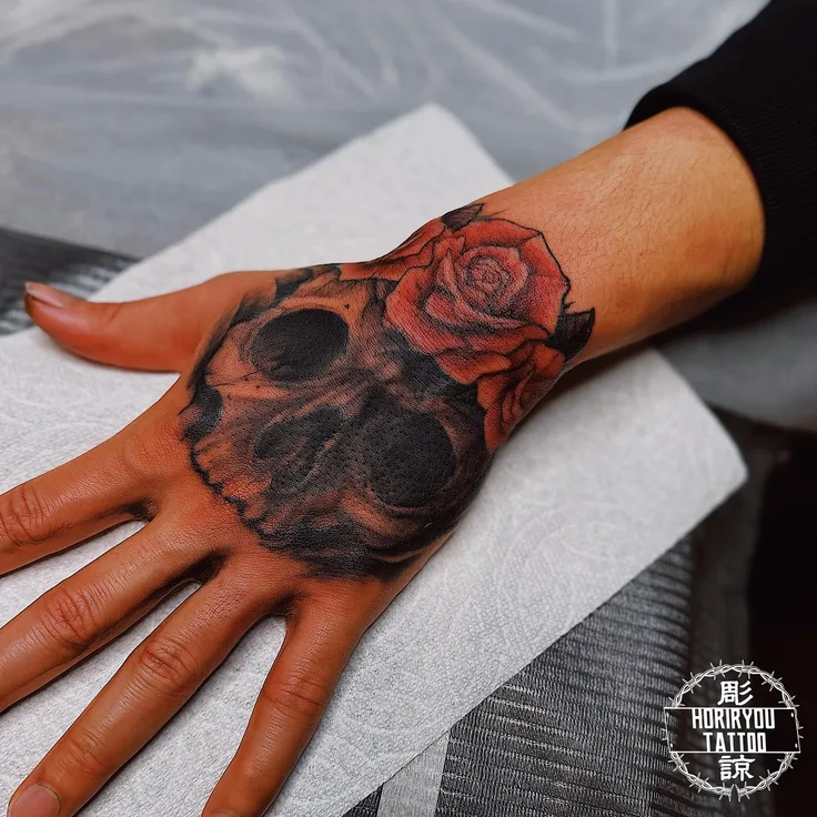 手のタトゥー