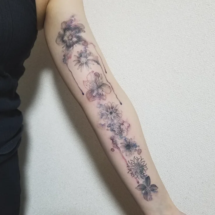水彩風の花のタトゥー