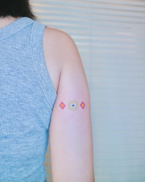 팔 뒤쪽으로 오너먼트 쪼로록 ♥ ♥ ♥