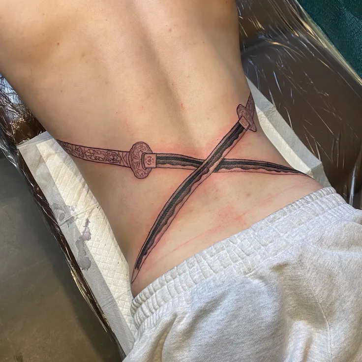 腰のタトゥー