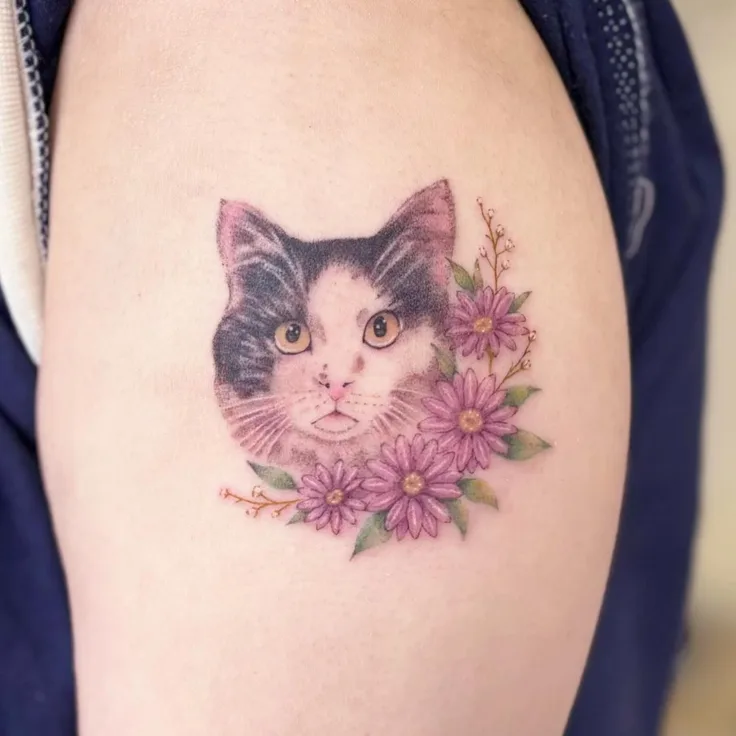 猫と花のタトゥー