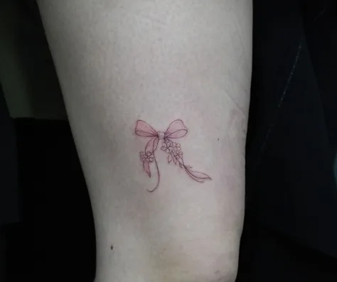 リボンと花のタトゥー