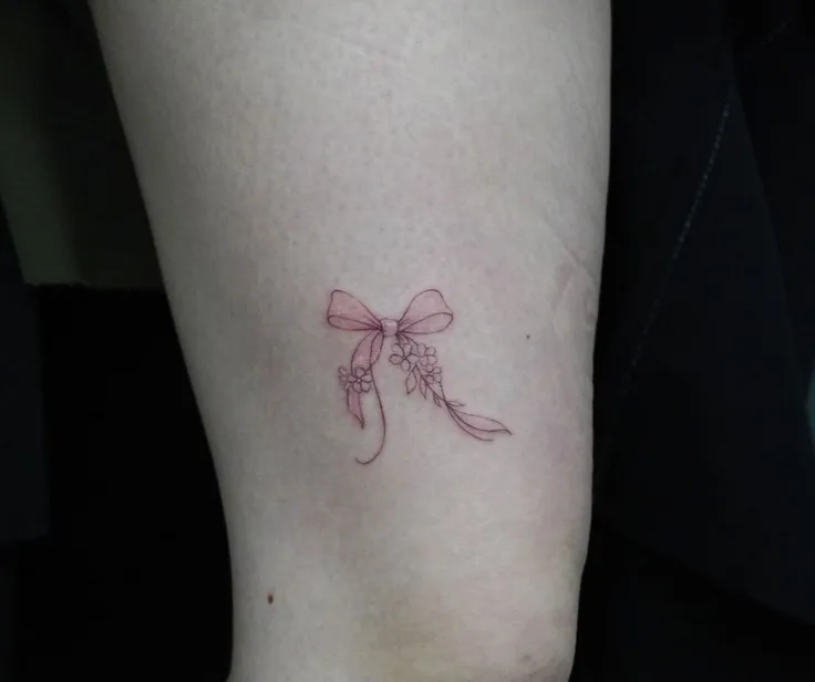 リボンと花のタトゥー
