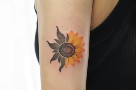 太陽と花のタトゥー