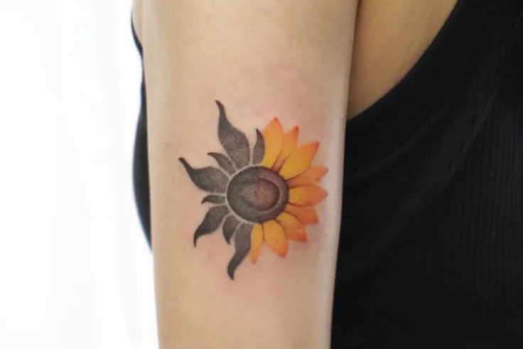 太陽と花のタトゥー