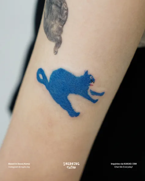 伸びをする猫と虎