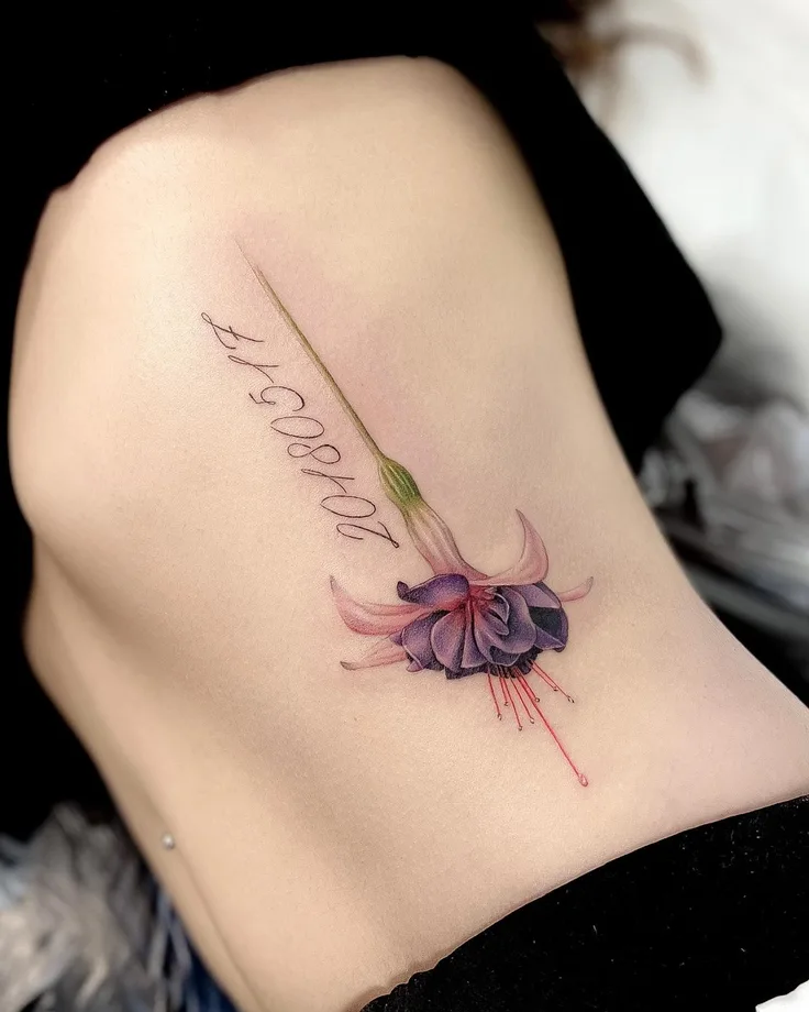 花と文字のタトゥー