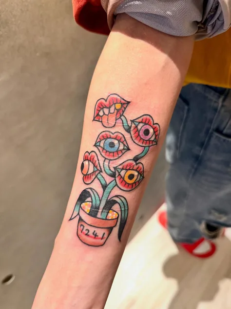 目と口のタトゥー