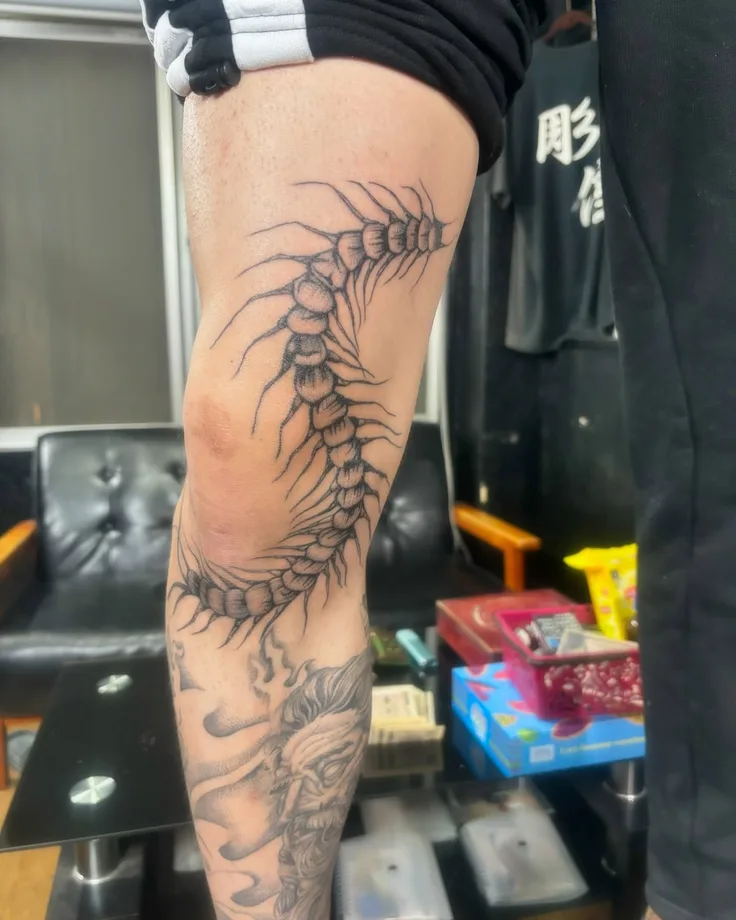 ファインライン・脚のタトゥー