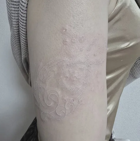 月のタトゥー