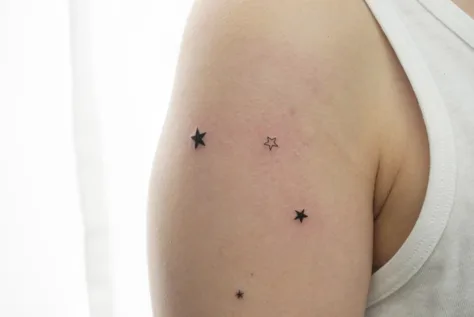 ミニマルな星のタトゥー