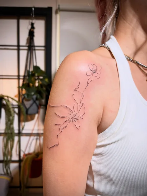 茶色の花のタトゥー