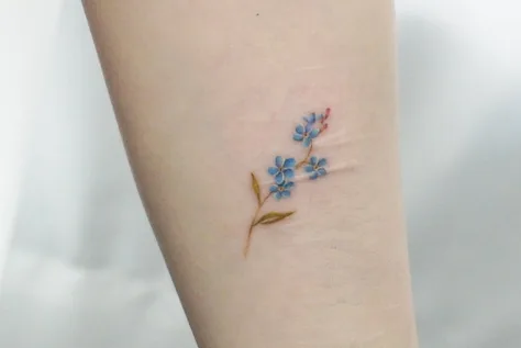 勿忘草の花のタトゥー