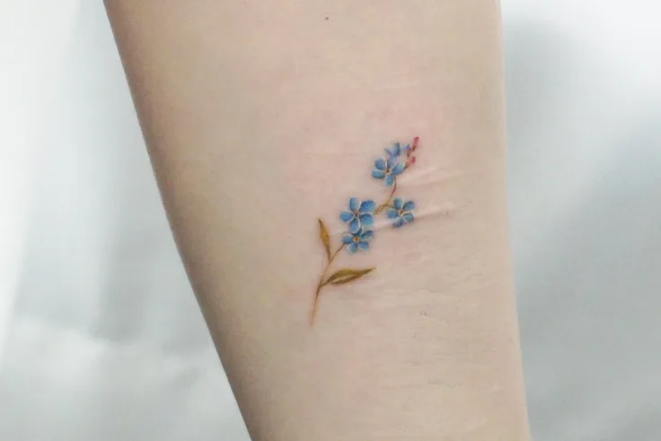 勿忘草の花のタトゥー