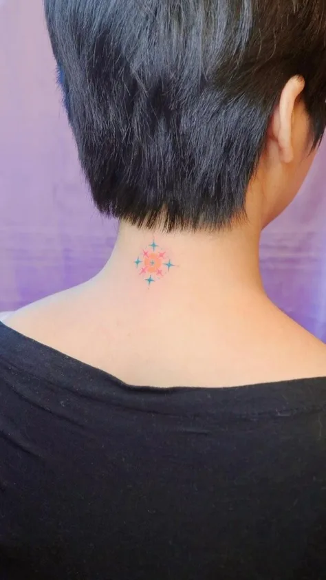 목 뒤에 반짝이는 컬러오너먼트를 새겨드렸어요!