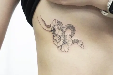 蛇と花のタトゥー