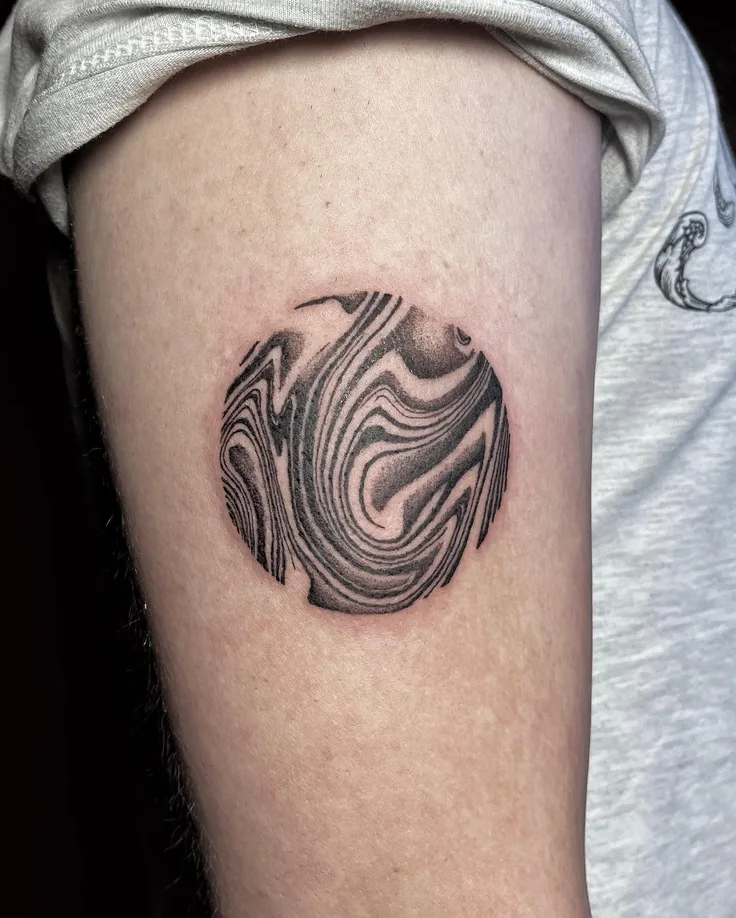 円