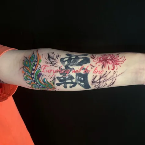 彼岸花とカラフルな羽