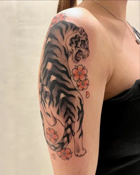 虎と花のタトゥー