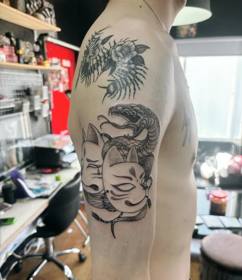 蛇と狐の面