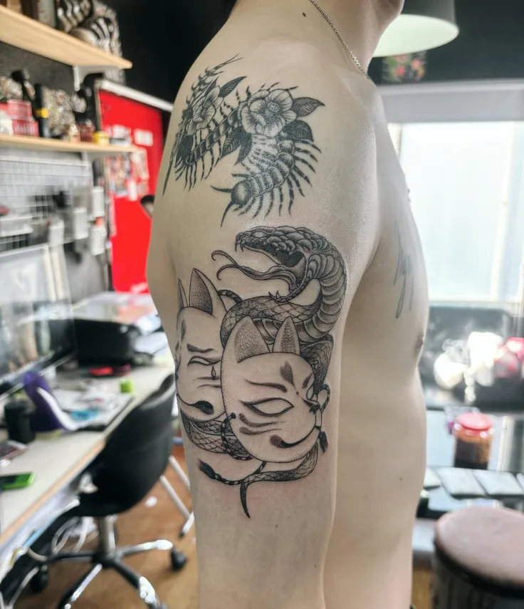 蛇と狐の面