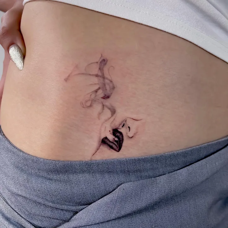 ファインライン・腹のタトゥー