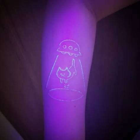 UFOと猫のUVタトゥー