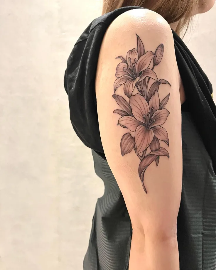百合の花のタトゥー