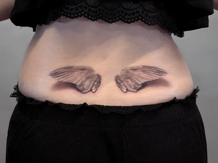 腰のタトゥー