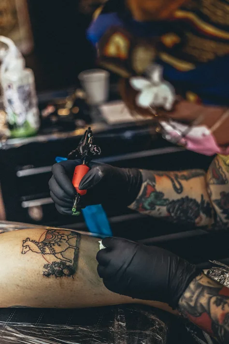 前腕に枝葉を入れているところ（サンプル投稿）