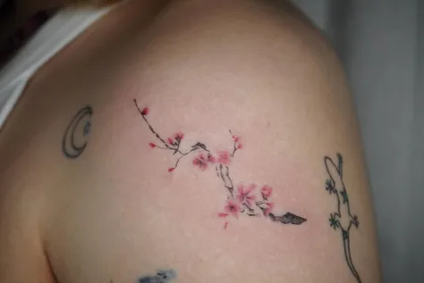 和風の花のタトゥー