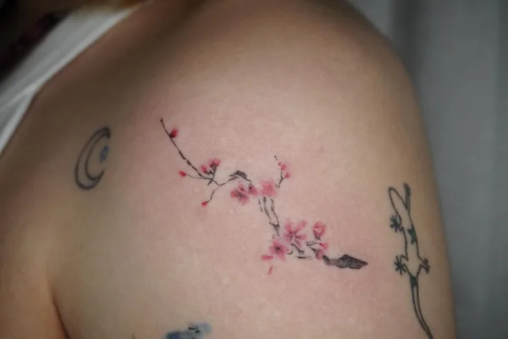 和風の花のタトゥー