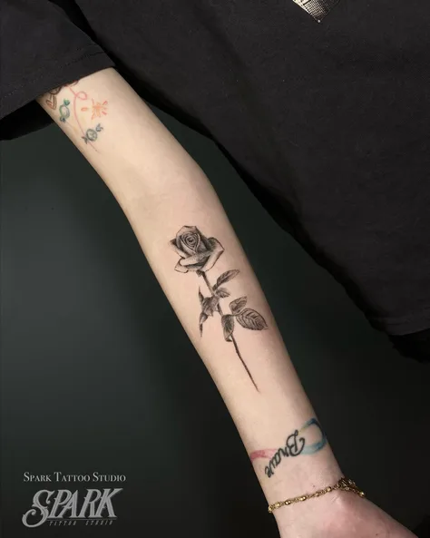 玫瑰と花の寫實刺青