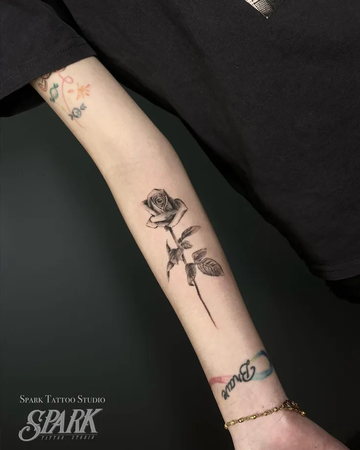 玫瑰と花の寫實刺青