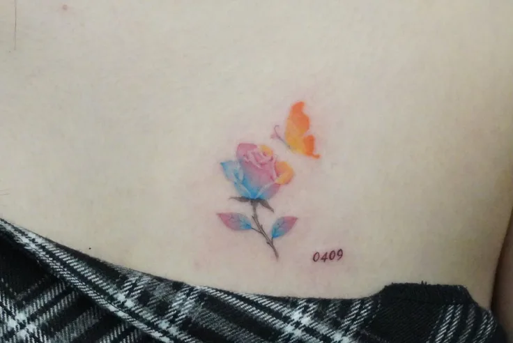 バラの花のタトゥー