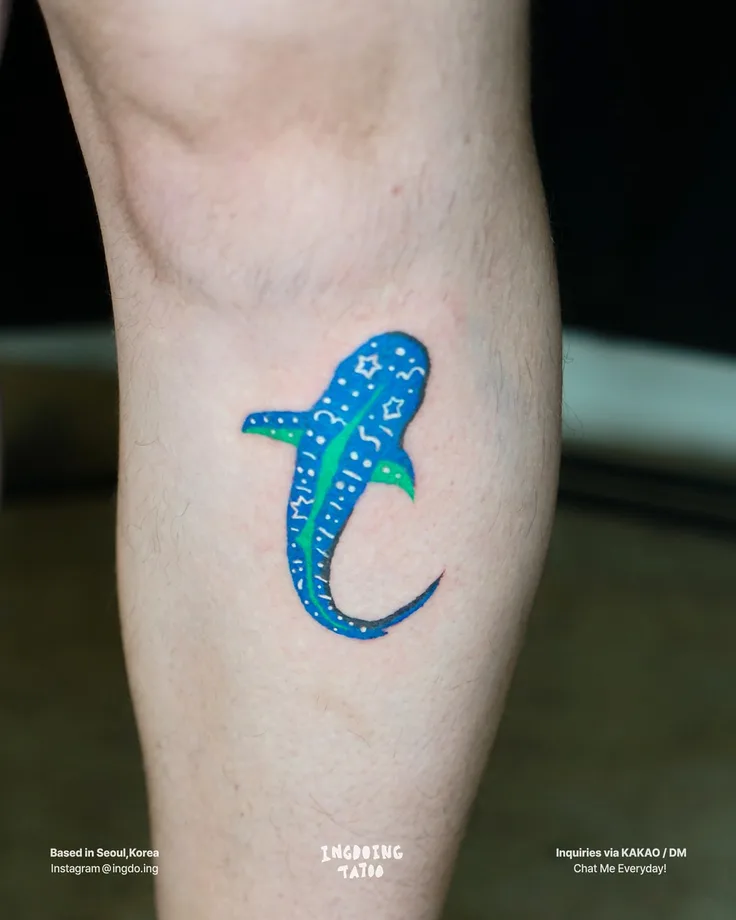 青いクジラのタトゥー